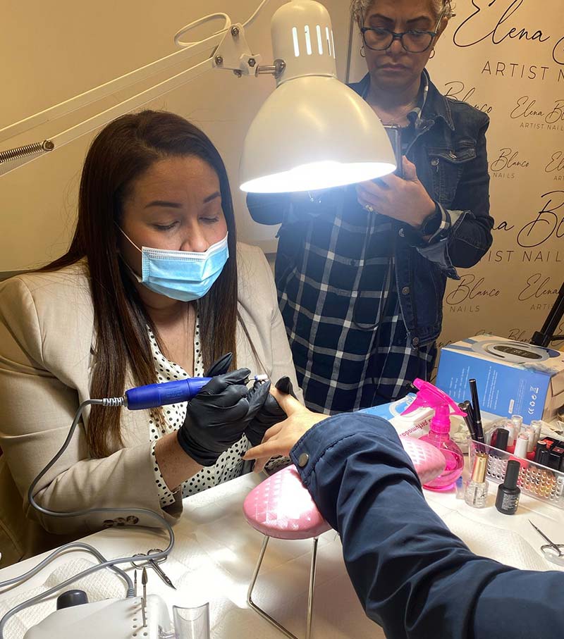 Centro de Belleza y Formación Elena Blanco persona realizando uñas en gel