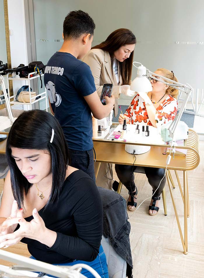 Centro de Belleza y Formación Elena Blanco personas en curso de unas